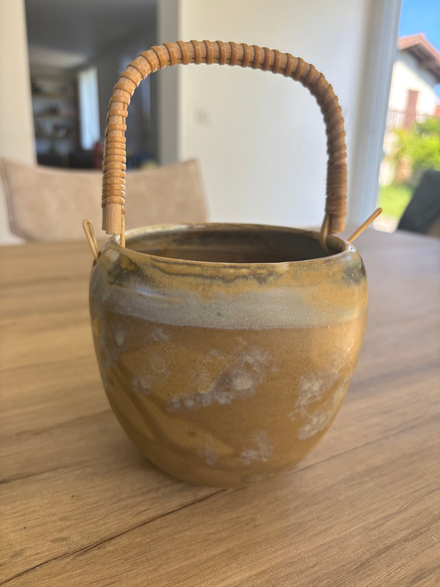 Pot avec anse en osier
