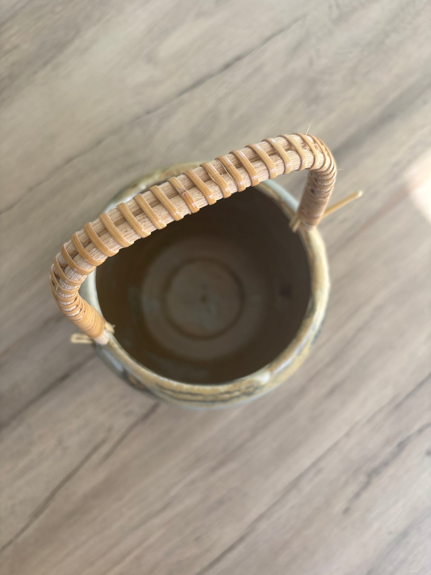 Pot avec anse en osier