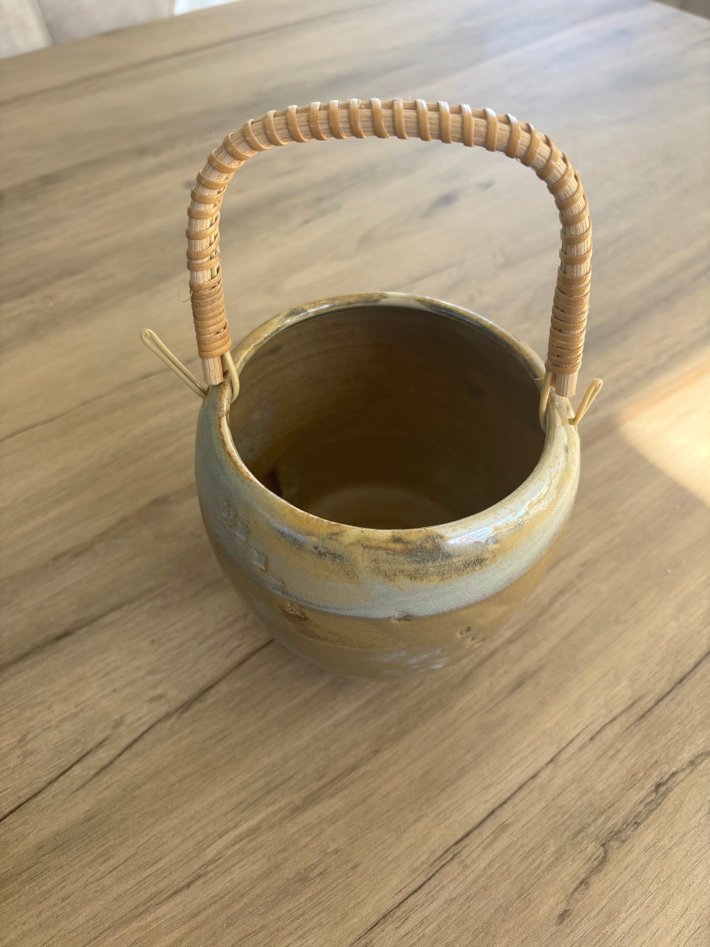 Pot avec anse en osier